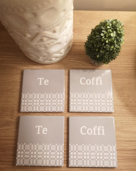 Matiau Diod Tê a Choffi Llwyd â Phatrwm Traddodiadol Cymreig / Ceramic Welsh Blanket Stitch Tê/Coffi Coasters