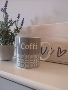 Mygiau 'Te' a 'Coffi' â phatrwm traddodiadol Cymreig / Welsh Blanket Stitch 'Te' & 'Coffi' Mugs