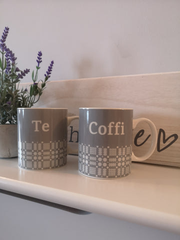 Mygiau 'Te' a 'Coffi' â phatrwm traddodiadol Cymreig / Welsh Blanket Stitch 'Te' & 'Coffi' Mugs